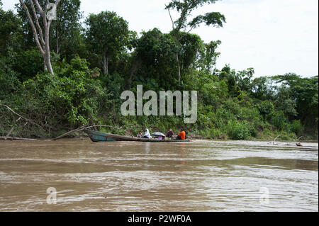 Die dorfbewohner Reise entlang des Amazonas in langen Boote und schmalen Boote, die den schnellen Transport zwischen den Dörfern bieten. Stockfoto