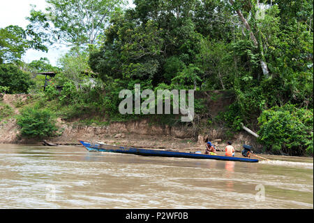 Die dorfbewohner Reise entlang des Amazonas in langen Boote und schmalen Boote, die den schnellen Transport zwischen den Dörfern bieten. Stockfoto