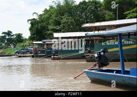 Taxi Boote bieten Passagiere River Crossing in Puerto Maldonado, dem Tor zum Amazonas in Peru Südamerika Stockfoto