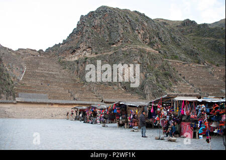 Der Eingang und der Access Point an einen der Anden mit Blick auf eine alte Inka Dorf Ollantaytambo im Heiligen Tal von Peru. Stockfoto