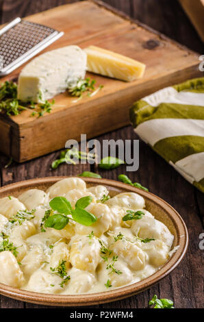 Käse Gnocchi mit Blue Cheese Sauce und galic, Kräuter, delish Essen Stockfoto