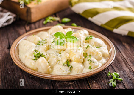 Käse Gnocchi mit Blue Cheese Sauce und galic, Kräuter, delish Essen Stockfoto