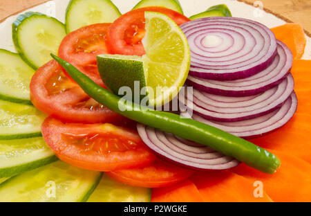 Frische bunte Scheiben geschnittenen Salat Stockfoto