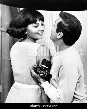 Original Film Titel: DROP DEAD DARLING. Englischer Titel: ARRIVEDERCI, BABY!. Film Regie: KEN HUGHES. Jahr: 1966. Stars: Tony Curtis; Rosanna Schiaffino. Quelle: Paramount Pictures/Cortesía Album Stockfoto