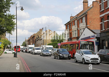 Stau an der East Hill, Teil von Londons geschäftigen South Circular Road in Wandsworth, süd-west London Stockfoto