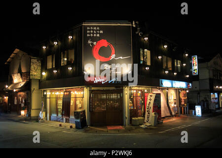 Kakogawa, Japan - Noverber 12, 2017: Chicken House Restaurant von der Straße bei Nacht Stockfoto