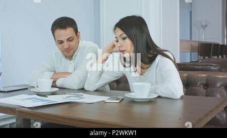 Müde Geschäftspartner auf das Projekt während der Mittagspause im Cafe arbeiten Stockfoto