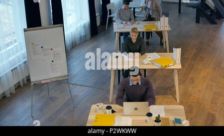 Gruppe junger Geschäftsleute arbeiten und miteinander kommunizieren im Creative office Stockfoto