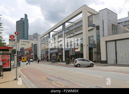 Garratt Lane Eingang zum Wandsworth Southside Shopping Center. 1971 eröffnet und 2004 renoviert, ist es eines der größten Einkaufszentren in Großbritannien. Stockfoto