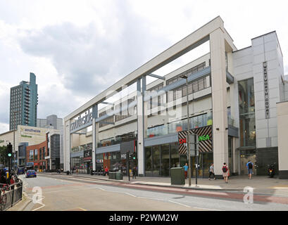 Garratt Lane Eingang zum Wandsworth Southside Shopping Center. 1971 eröffnet und 2004 renoviert, ist es eines der größten Einkaufszentren in Großbritannien. Stockfoto