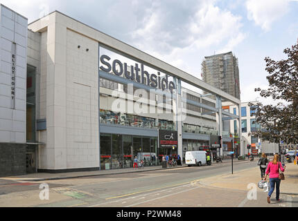 Garratt Lane Eingang zum Wandsworth Southside Shopping Center. 1971 eröffnet und 2004 renoviert, ist es eines der größten Einkaufszentren in Großbritannien. Stockfoto