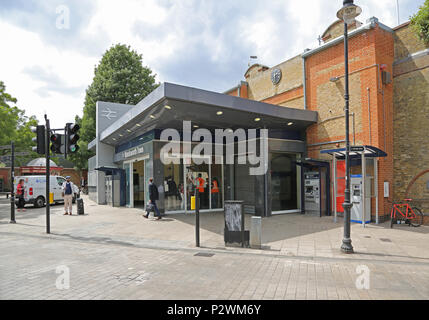 Vor kurzem Eingang in Wandsworth Town Bahnhof im Südwesten von London, UK renoviert. Eine wohlhabende Gegend in der Nähe der Innenstadt. Stockfoto