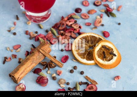 Zerstreut Gewürzmischung und Glühwein eis Tee mit Himbeere. Eine erfrischende Sommer Twist auf einem traditionellen festlichen Winter trinken. Stockfoto