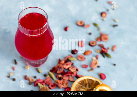 Erfrischende Sommerdrink: Himbeere und Glühwein Ice Tea mit getrockneten Gewürzen und Früchten. Stockfoto