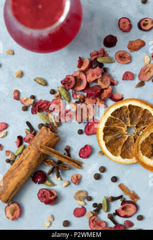 Zerstreut Gewürzmischung und Glühwein eis Tee mit Himbeere. Eine erfrischende Sommer Twist auf einem traditionellen festlichen Winter trinken. Stockfoto