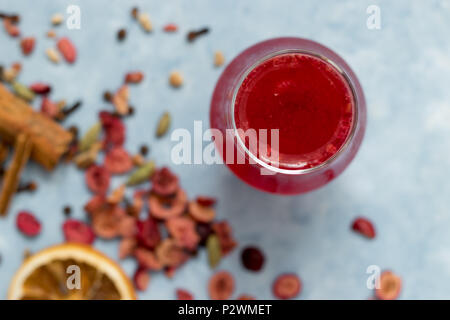 Erfrischende Sommerdrink: Himbeere und Glühwein Ice Tea mit getrockneten Gewürzen und Früchten. Stockfoto