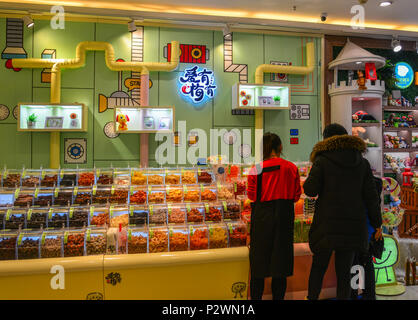 Harbin, China - Feb 22, 2018. Menschen Süßigkeit an Shop in Harbin, China kauft. Harbin ist die größte Stadt in der nordöstlichen Region von China. Stockfoto