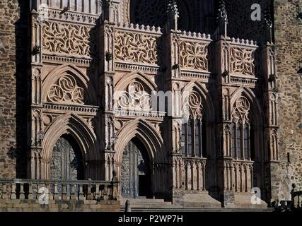 Exterieur - FACHADA PRINCIPAL DEL MONASTERIO DE GUADALUPE - PORTADAS - SIGLO XV-ESTILO GOTICO-MUDEJAR. Lage: MONASTERIO - AUSSEN, Guadalupe, Spanien. Stockfoto