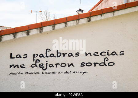 Text auf einem weiß getünchten Fassade geschrieben. Colmenar del Arroyo, Provinz Madrid, Spanien. Stockfoto