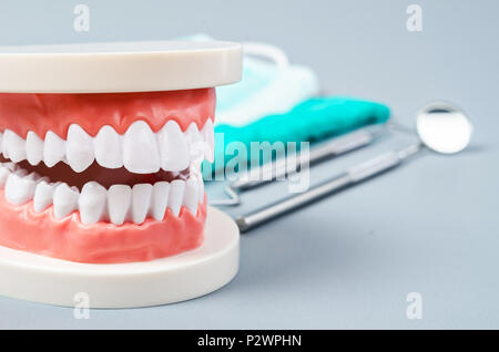 Weiße Zähne und zahnärztliche Instrumente auf dem Tisch Hintergrund. Zahnarzt Konzept. Stockfoto