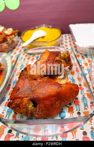 Knusprig gebratene Schweinekeule Stockfoto