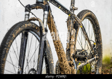 Schmutzige Fahrrad Federgabel Nach dem Reiten bei schlechtem Wetter. Schmutz und Öl Flecken an den Beinen der Mountainbike Gabel Stockfoto