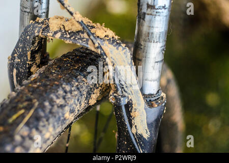 Dirty Mountainbike Federgabel Nach dem Reiten bei schlechtem Wetter. Schmutz und Öl Flecken an den Beinen der Mountainbike Gabel Stockfoto