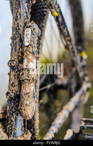 Ein Fahrrad im Schlamm. Mobile Fahrrad Pumpe auf dem Fahrrad Rahmen ist im Schlamm nach dem Reiten bei schlechtem Wetter abgedeckt Stockfoto