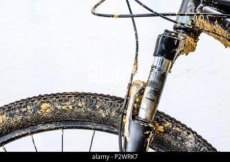 Schmutzige Fahrrad Federgabel Nach dem Reiten bei schlechtem Wetter Stockfoto