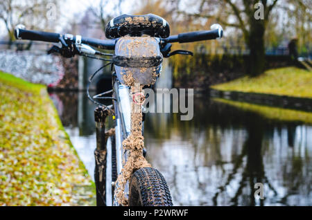 Ein Fahrrad im Schlamm. Elemente einer Mountainbike Rahmen mit Schlamm bedeckt nach dem Reiten bei schlechtem Wetter Stockfoto