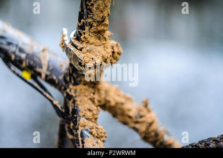 Ein Fahrrad im Schlamm. Elemente einer Mountainbike Rahmen mit Schlamm bedeckt nach dem Reiten bei schlechtem Wetter Stockfoto