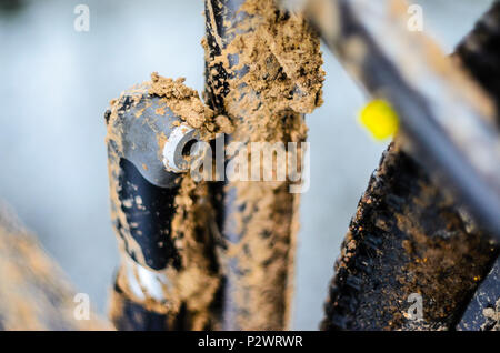 Ein Fahrrad im Schlamm. Elemente einer Mountainbike Rahmen mit Schlamm bedeckt nach dem Reiten bei schlechtem Wetter Stockfoto