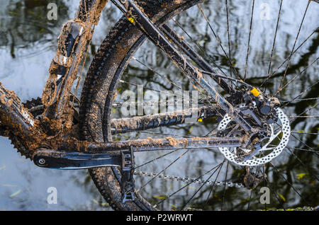 Ein Fahrrad im Schlamm. Elemente einer Mountainbike Rahmen mit Schlamm bedeckt nach dem Reiten bei schlechtem Wetter Stockfoto
