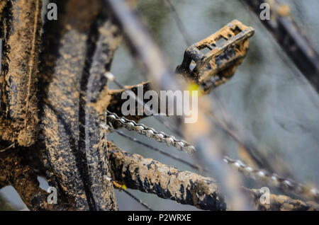 Ein Fahrrad im Schlamm. Elemente einer Mountainbike Rahmen mit Schlamm bedeckt nach dem Reiten bei schlechtem Wetter Stockfoto