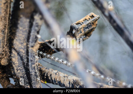 Ein Fahrrad im Schlamm. Elemente einer Mountainbike Rahmen mit Schlamm bedeckt nach dem Reiten bei schlechtem Wetter Stockfoto