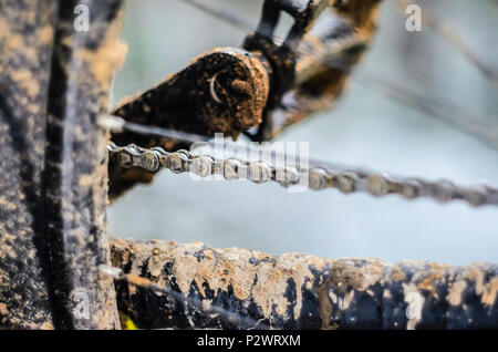 Ein Fahrrad im Schlamm. Elemente einer Mountainbike Rahmen mit Schlamm bedeckt nach dem Reiten bei schlechtem Wetter Stockfoto
