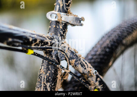 Ein Fahrrad im Schlamm. Elemente einer Mountainbike Rahmen mit Schlamm bedeckt nach dem Reiten bei schlechtem Wetter Stockfoto
