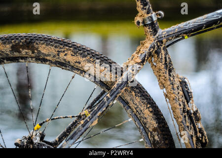 Ein Fahrrad im Schlamm. Elemente einer Mountainbike Rahmen mit Schlamm bedeckt nach dem Reiten bei schlechtem Wetter Stockfoto