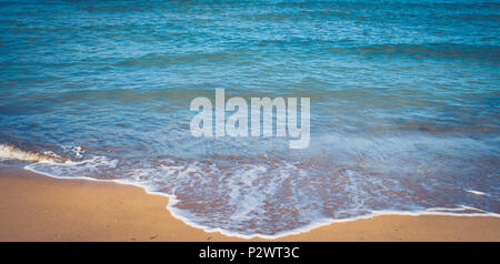 Das kristallklare Wasser am Strand im Sommer Stockfoto