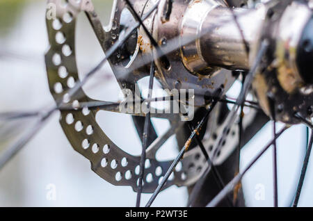 Vordere Nabe mit einer Mountainbike Nahaufnahme. Fahrrad Bremsscheibe Stockfoto