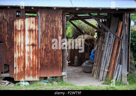 Alten rostigen Landwirtschaft im ländlichen Japan abgeworfen Stockfoto