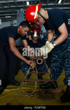 160801-N-QN 175-005 arabischen Golf (1. August 2016) - Segler teilnehmen in Rohr patching Ausbildung im Hangar Bucht der Flugzeugträger USS Dwight D. Eisenhower (CVN 69) (IKE). Ike und Ihre Carrier Strike Group sind zur Unterstützung der Operation inhärenten Lösen, Maritime Security Operations und Theater Sicherheit Zusammenarbeit in den USA 5 Flotte Bereich der Operationen eingesetzt. (U.S. Marine Foto von Mass Communication Specialist Seaman Dartez C. Williams/Freigegeben) Stockfoto