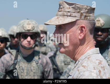 Marine Gen. Joseph F. Dunford Jr., Vorsitzender des Generalstabs, spricht mit Flieger auf der 39 Sicherheitskräfte Squadron Base Defense Operations zugeordnet nach einem Feld Übung in Incirlik August 2nd, 2016. Während der Vorsitzende des zweitägigen Besuch in die Türkei besuchte er und sprach zu uns Personal in Incirlik stationiert, und er übermittelte Nachrichten, verurteilen auf das Schärfste die jüngsten Putschversuch und unter Bekräftigung der Bedeutung unserer dauerhafte Partnerschaft für die Sicherheit der Region durch die gemeinsame Operationen aus der Incirlik im Zähler symbolisiert - ISIL kämpfen, und die Stockfoto