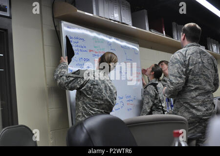 Us-Soldaten und Piloten, von der Vermont National Guard, arbeiten zusammen, um die gemeinsamen Aktionen, die Sie während Wachsam Guard 2016, Camp Johnson, Colchester, Vt, 1. August 2016 zu verschieben. Wachsam Guard ist eine National Emergency Response Übung, durch die Nationalgarde und NORTHCOM, die National Guard Einheiten bietet eine Gelegenheit, die Zusammenarbeit und die Beziehungen zu regionalen zivilen, militärischen zu verbessern, und der Partner in der Vorbereitung für Notfälle und Katastrophen gefördert. (U.S. Army National Guard Foto: Staff Sgt. Ashley Hayes) Stockfoto