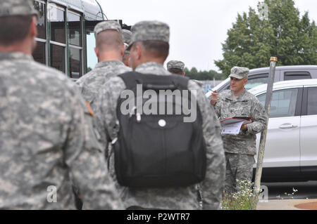 Us Army 1st Sgt. Charles Palmer, Joint Operations Center Unteroffizier, Joint Force Headquarters, Konzernzentrale, 86th Infantry Brigade Combat Team, Vermont National Guard, zählt, Soldaten und Piloten, wie Sie einen Bus Last während der Joint Operations Center, während Wachsam Guard 2016, Camp Johnson, Colchester, Vt, Aug 1, 2016. Wachsam Guard ist eine National Emergency Response Training, gefördert durch die Nationalgarde und NORTHCOM, die National Guard Einheiten bietet eine Gelegenheit, die Zusammenarbeit und die Beziehungen zu regionalen zivilen, militärischen zu verbessern, ein Stockfoto