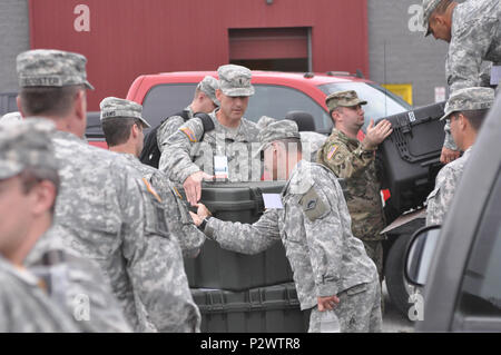 Us-Soldaten und Piloten von der Vermont National Guard, arbeiten zusammen, um die Joint Operations Center, während Wachsam Guard 2016, Army Aviation Flight Facility, South Burlington, VT, 1. August 2016 zu verschieben. Wachsam Guard ist eine National Emergency Response Übung, durch die Nationalgarde und NORTHCOM, die National Guard Einheiten bietet eine Gelegenheit, die Zusammenarbeit und die Beziehungen zu regionalen zivilen, militärischen zu verbessern, und der Partner in der Vorbereitung für Notfälle und Katastrophen gefördert. (U.S. Army National Guard Foto: Staff Sgt. Ashley Hayes) Stockfoto