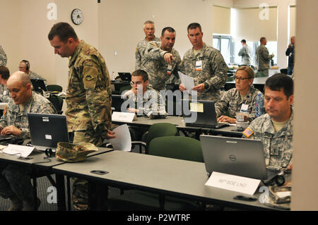 Us-Soldaten und Piloten, von der Vermont National Guard, arbeiten zusammen, um die taktische Operations Center, für eine Ausbildung Übung während der Wachsam Guard 2016, Army Aviation Flight Facility, South Burlington, VT, 1. August 2016 zu verschieben. Wachsam Guard ist eine National Emergency Response Übung, durch die Nationalgarde und NORTHCOM, die National Guard Einheiten bietet eine Gelegenheit, die Zusammenarbeit und die Beziehungen zu regionalen zivilen, militärischen zu verbessern, und der Partner in der Vorbereitung für Notfälle und Katastrophen gefördert. (U.S. Army National Guard Foto: Staff Sgt. Ashley H Stockfoto