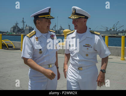 160802-N-DX 349-888 SAN DIEGO (Aug. 2, 2016) Chef der Naval Operations für die Republik Korea (ROK), Adm. Jung, Ho-Sub, Links, spricht mit Vice Adm. Tom Rowden, Commander, Naval Surface Forces, US-Pazifikflotte nach einer Tour der USS-Freiheit (LCS 1). Der ROK top Marineoffizier traf sich mit hochrangigen militärischen Führer in San Diego maritime Sicherheit Fragen zu erörtern und die Beziehung zwischen den beiden Marinen stärken. (U.S. Marine Foto von Mass Communication Specialist 2. Klasse Phil Ladouceur/Freigegeben) Stockfoto