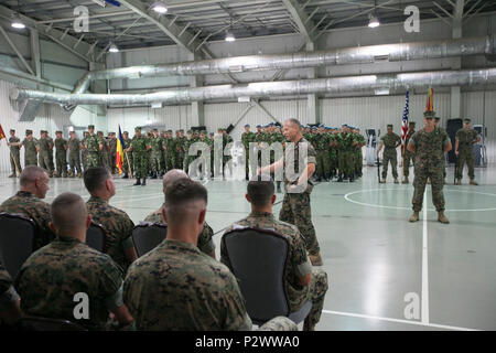 Kommandierender Offizier der 2., 8. Marine Regiment, Oberstleutnant Paul C. Teachey spricht zu den US-Marines die Teilnahme am Schwarzen Meer die Drehkraft Übertragung der Autorität Zeremonie an Bord Mihail Kogălniceanu Air Base, Rumänien am 1. August 2016. Schwarzes Meer die Drehkraft ist eine jährliche multilaterale Sicherheit Zusammenarbeit zwischen dem US Marine Corps und Partner Nationen am Schwarzen Meer, auf dem Balkan und im Kaukasus, die kollektive professionellen militärischen Kapazität der Teilnehmer zu erhöhen, die Förderung der regionalen Stabilität und der Aufbau langfristiger Beziehungen mit Partnerstaaten. (U.S. Marine Corp Stockfoto