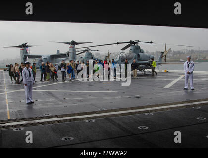 EVERETT, Washington (Aug. 2, 2016) - Innere Kommunikation 1. Klasse Leeza Alli, Links, und der inneren Kommunikation Cecil Spence 2. Klasse, bereiten eine Reisegruppe zu begleiten, das Hangardeck Der amphibious Transport dock Schiff USS Somerset LPD (25), während einer Schifffahrt von Everett nach Seattle zu als Teil von Seattle Seafair Flotte Woche. Seafair ist eine jährliche Feier des Meeres Dienstleistungen darin Seemänner, Marinesoldaten und Küstenwache vom Besuch der US-Marine und Küstenwache Schiffe und Schiffe aus Kanada machen die Stadt zu einem Hafen des Anrufs. (U.S. Marine Foto von Mass Communication Specialist 1. Klasse Wladimir Ramos/R Stockfoto